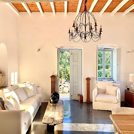 Vakantiehuis Restored White House With Swimming Pool *