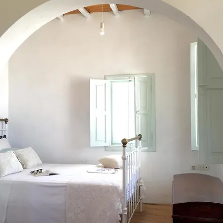 Vakantiehuis Restored White House With Swimming Pool